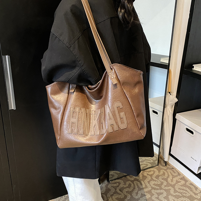 This year's popular tote bag for commuting is a large-capacity women's casual bag with a retro and versatile design Application Scenario