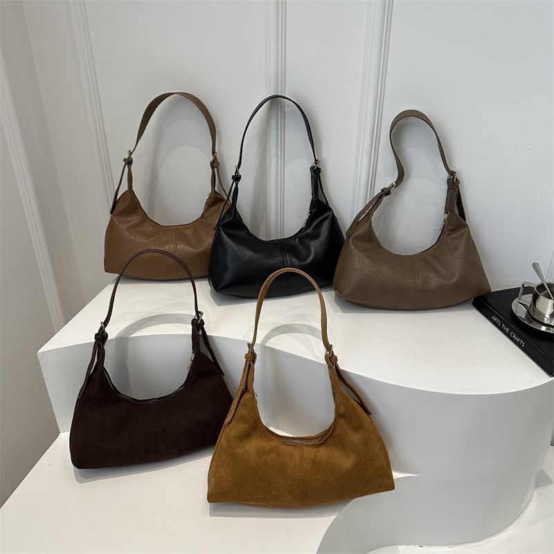 Fashionable and simple single-shoulder underarm bag for women, 2024 new Korean style trendy Instagram versatile commuting crossbody crescent-shaped bag Application Scenario