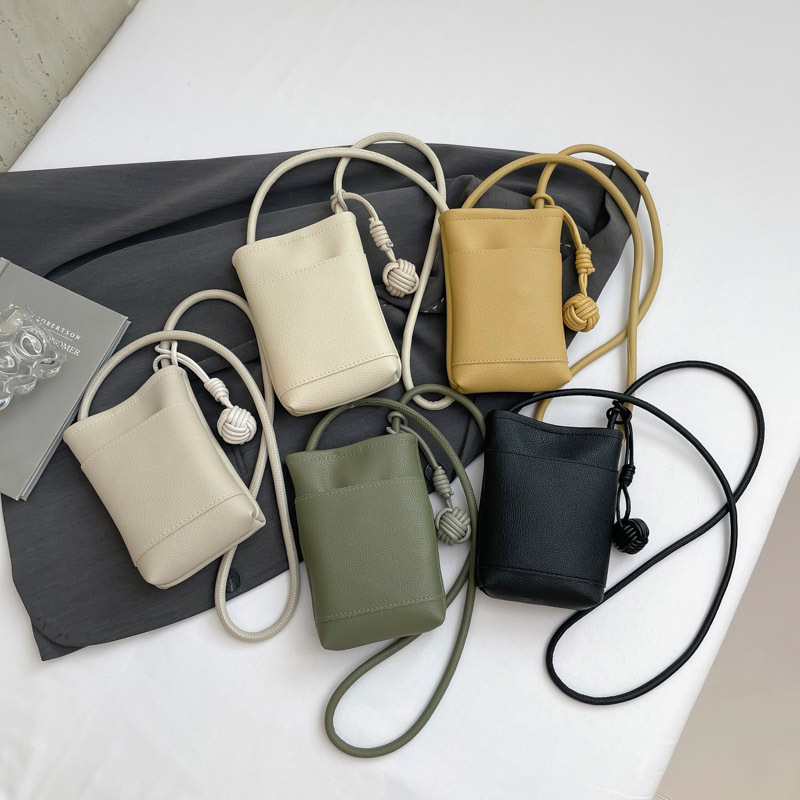 "Little Bag Women 2025 New Style Women's Bag, casual and fashionable single-shoulder crossbody bag, women's cool solid color small square bag, mobile phone bag. Application Scenario