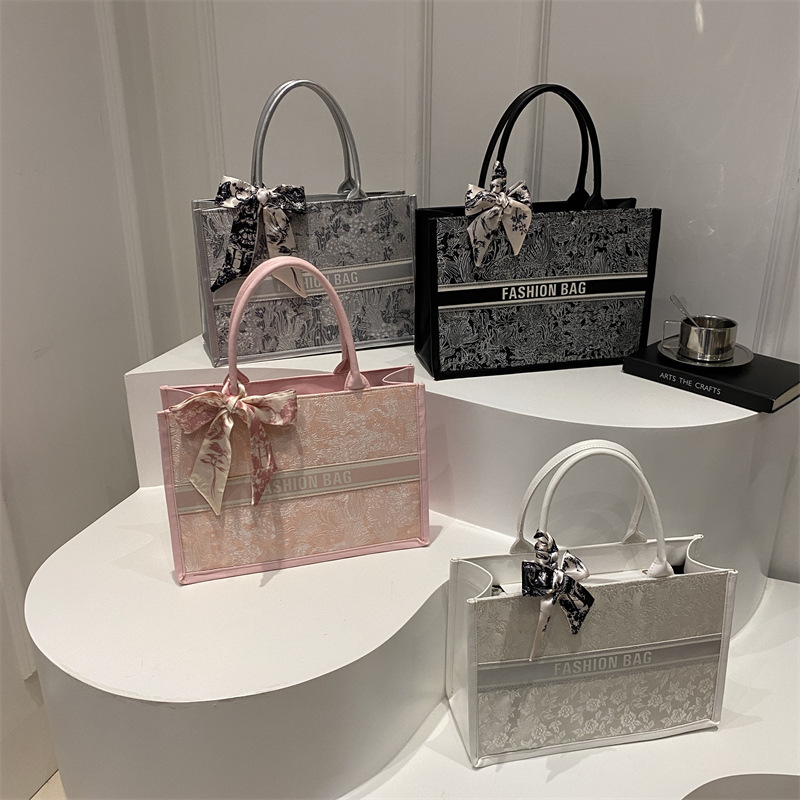 Cross-border fashion commuting large-capacity bag for women, 2024 new stylish single-shoulder underarm bag, versatile hand-held tote bag Application Scenario