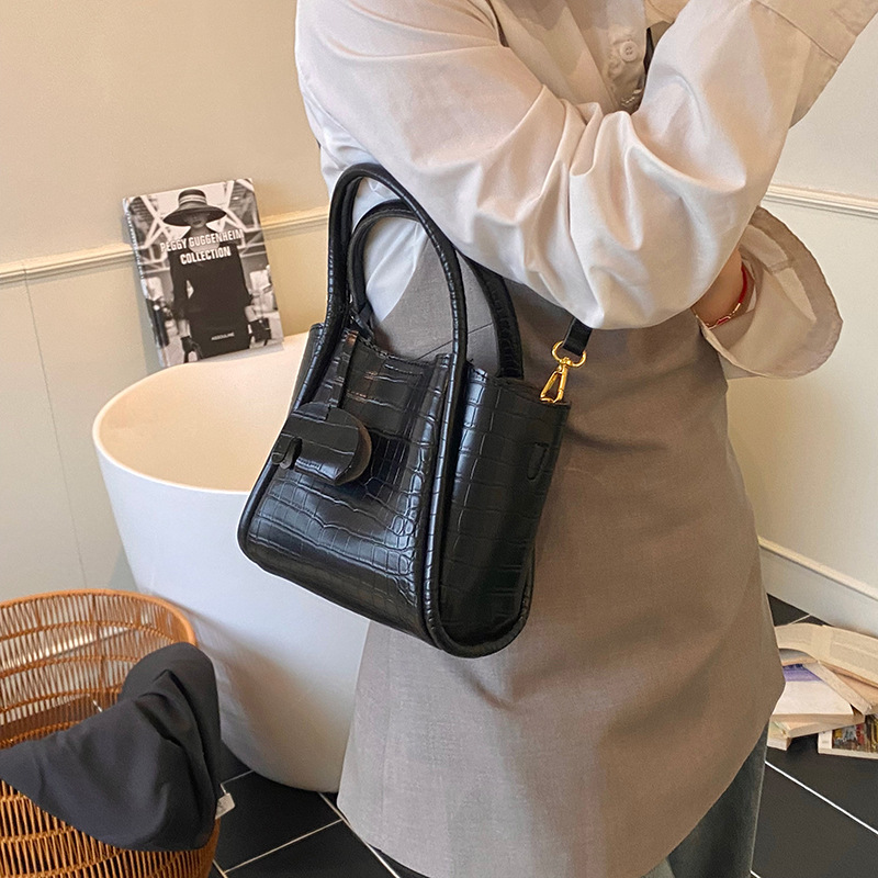 A new, stylish and versatile single-shoulder crossbody bag for women in 2025, featuring a crocodile pattern and large capacity for commuting Application Scenario