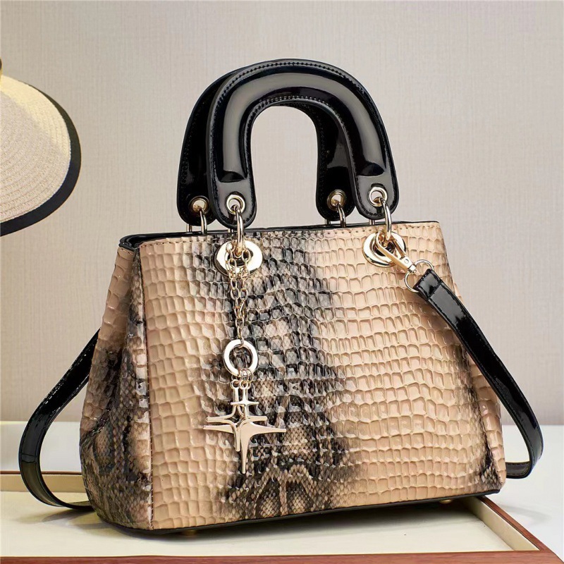 Cross-border Princess Diana bag for women, new Spring and summer fashion and niche, crocodile print single-shoulder crossbody bag, versatile handbag Application Scenario