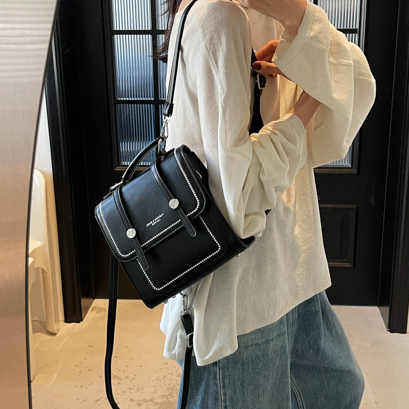 The niche design backpack for women in 2025 is a new, fashionable, versatile and high-end casual travel bag details Picture