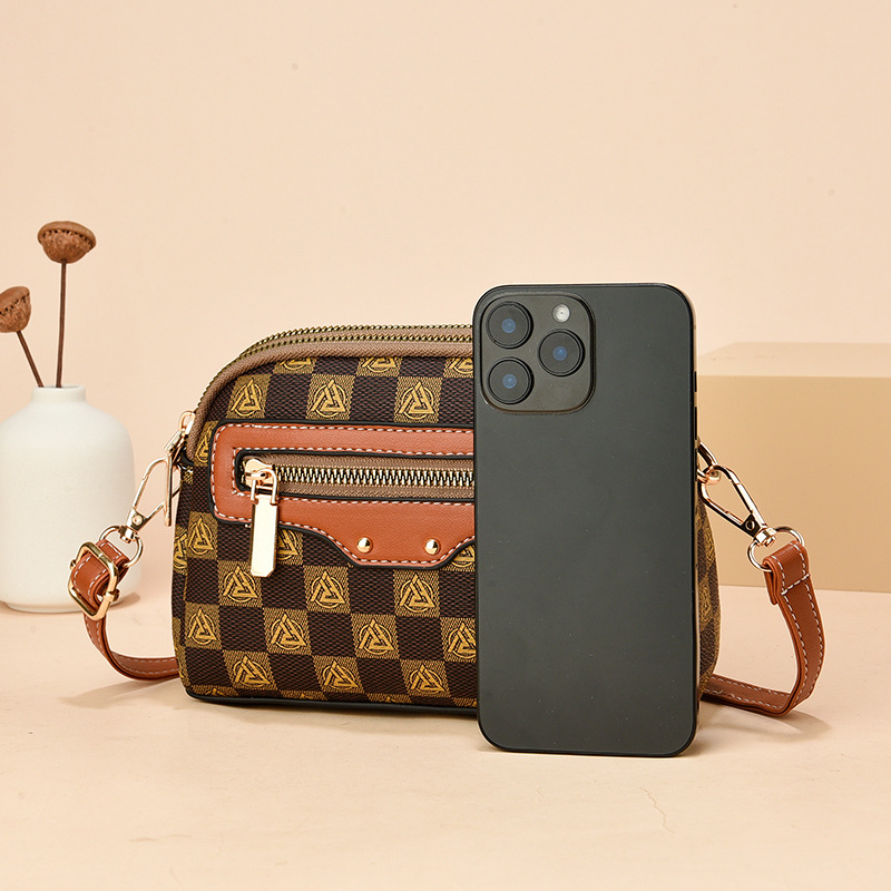 Small crossbody bag, versatile and fashionable shell bag, 2025 new printed women's bag, coin purse, niche single-shoulder bag Application Scenario