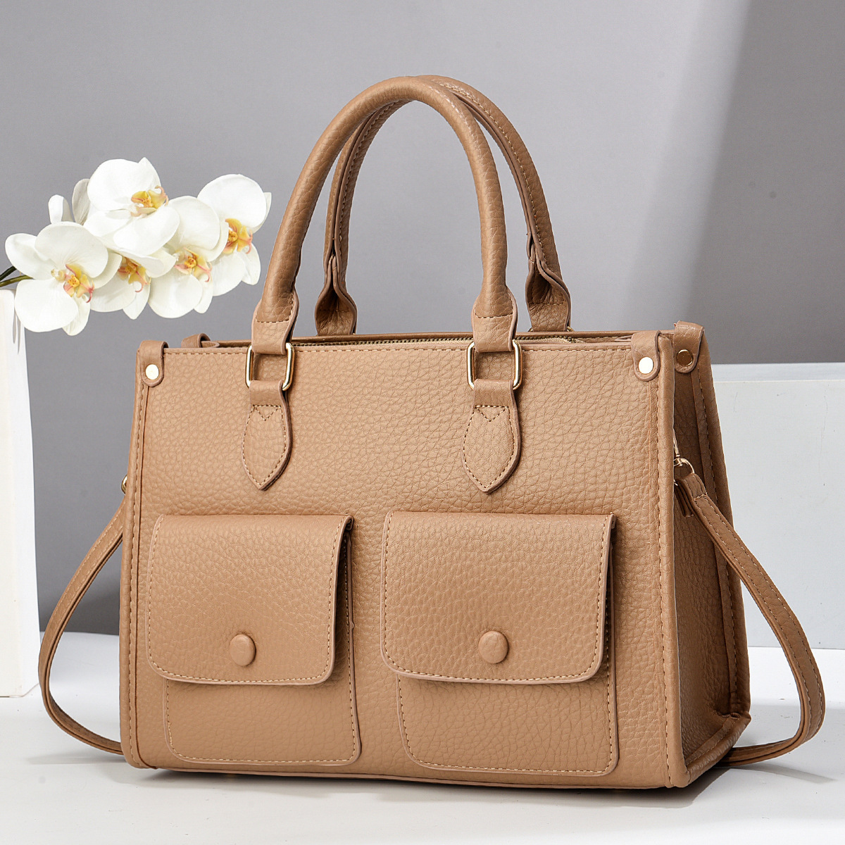 A new 2024 trendy handbag for middle-aged women, a spacious and large-capacity commuting crossbody bag for mom Application Scenario