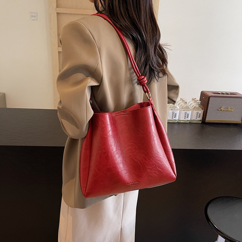 This year, the popular bags for women are the 2024 new retro and fashionable single-shoulder bag with a simple texture and versatile bucket bag Application Scenario