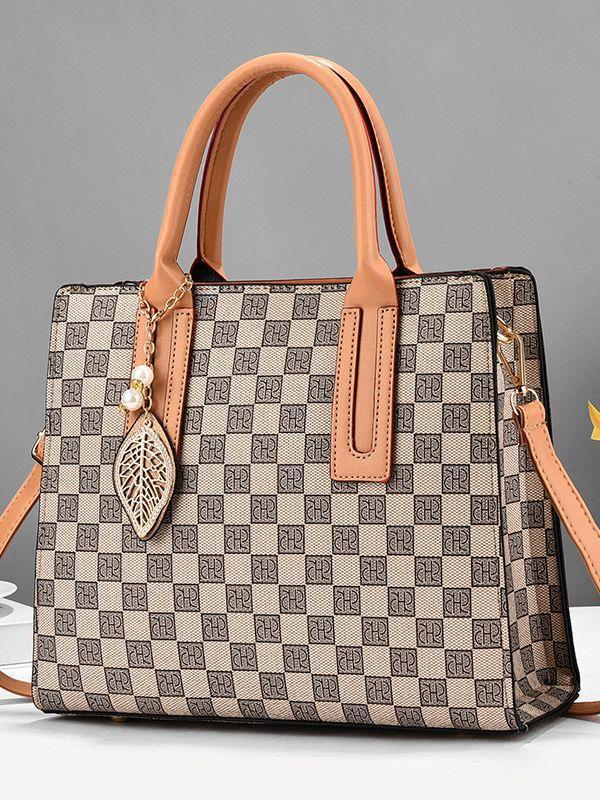 A versatile and fashionable women's handbag, a new 2023 stylish commuter tote bag, a niche and high-end single-shoulder bag Application Scenario