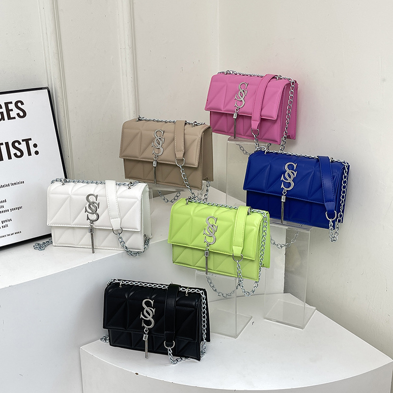 The stylish chain small square bag is a versatile and fashionable lady's single-shoulder bag with a texture of diamond-shaped embossed crossbody Application Scenario