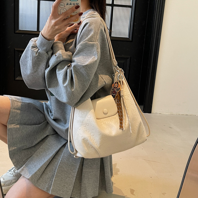 Retro commuting large-capacity bag for women 2025, new niche design, single-shoulder crossbody bag, lightweight backpack trend Application Scenario