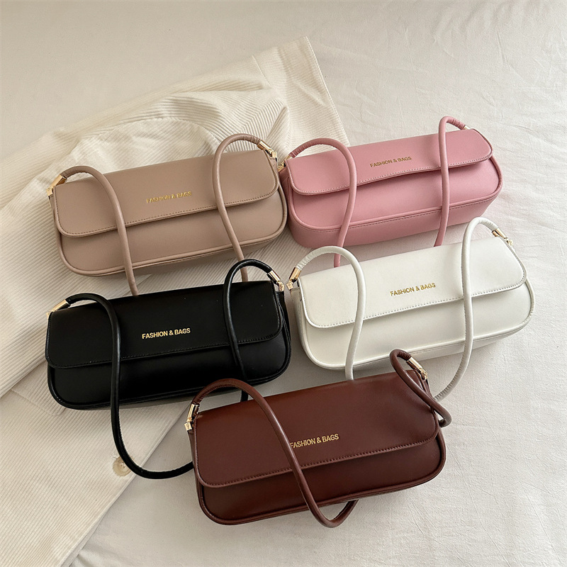 A high-end retro small square bag for women 2025, a trendy and niche hand-held shoulder and underarm bag for commuting Application Scenario