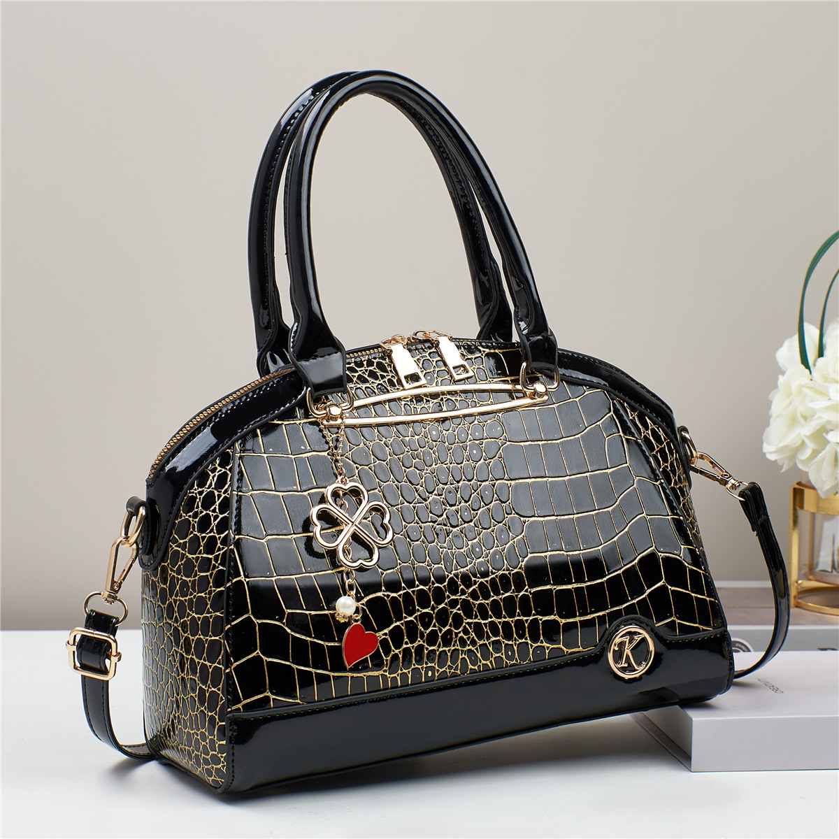 This year, the popular women's single-shoulder crossbody bag in foreign trade in 2024 is a fashionable and versatile crocodile print handbag Application Scenario