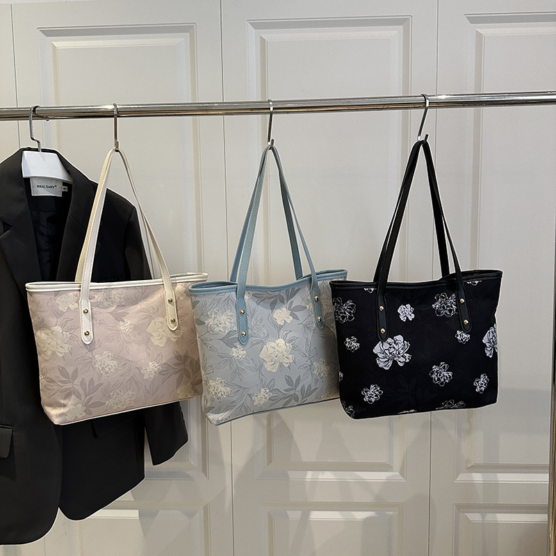 Cross-border Chinese-style new Chinese-style tote handbag for women 2025 summer New large-capacity fashionable single-shoulder armpit bag Application Scenario