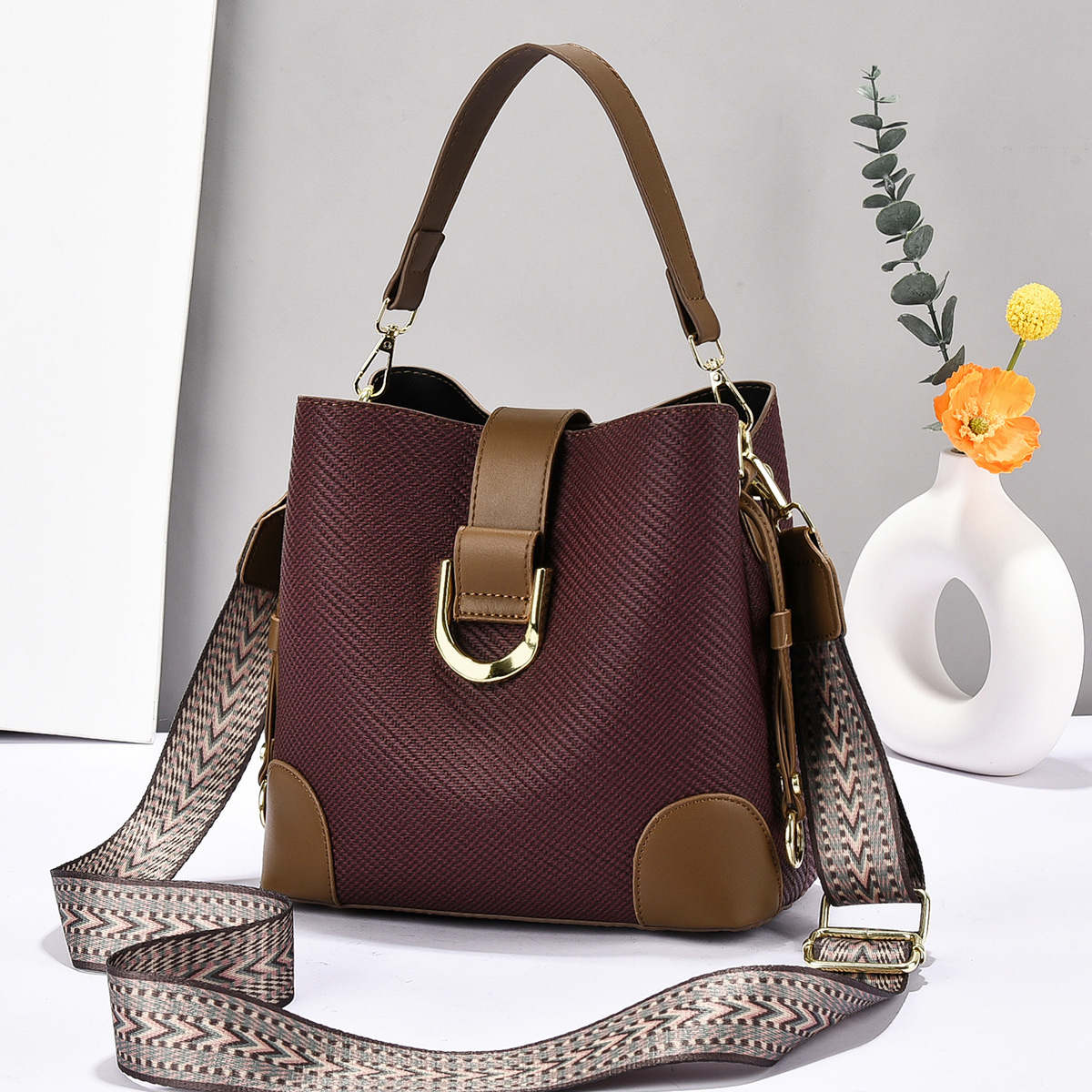 New large-capacity handbag, trendy and fashionable women's bag, middle-aged mother's bag, high-end and elegant, crossbody bucket bag, 2025 details Picture