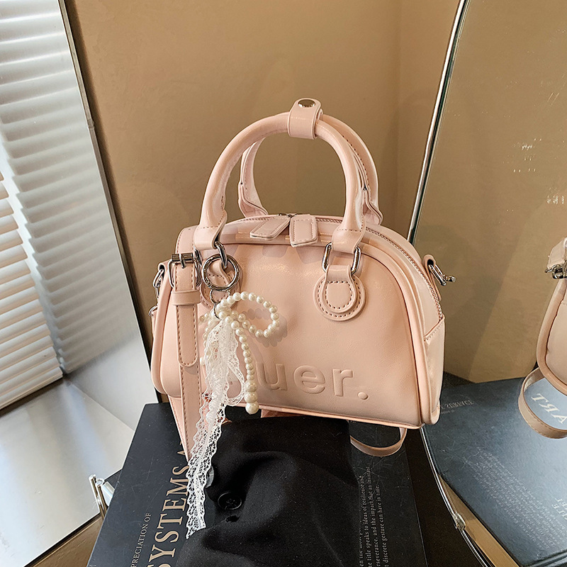 A cute girl carrying a shell bag, a Korean style Instagram trendy single-shoulder bag, a new simple and versatile women's bag for 2025 details Picture