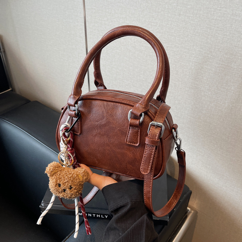 The 2024 new casual handbag for women features a high-end and niche design. It is a fashionable and versatile crossbody bag for women details Picture