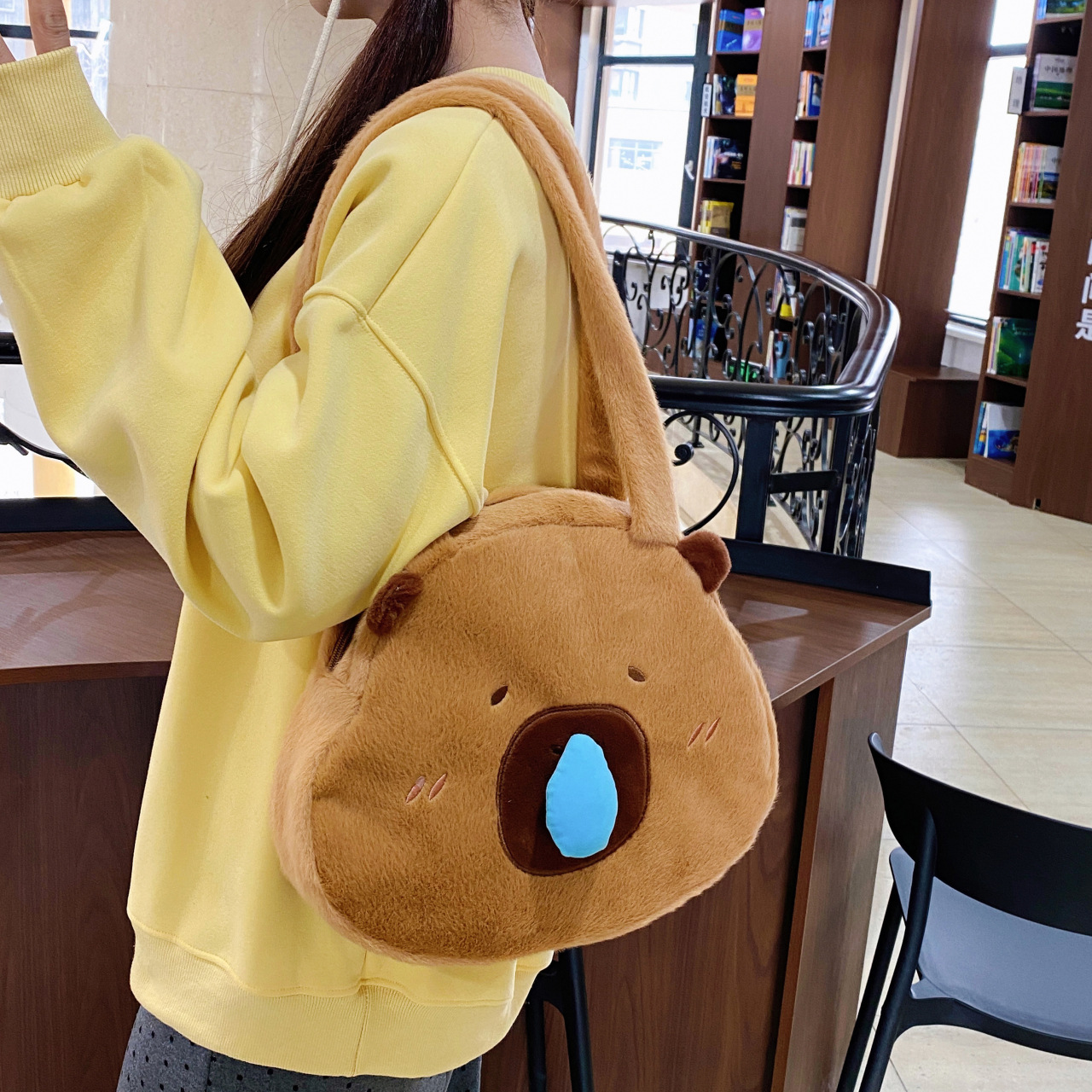 A new cartoon underarm single-shoulder handbag with a large capacity, a capibara stretchable snot pufferfish student storage bag Specification drawing