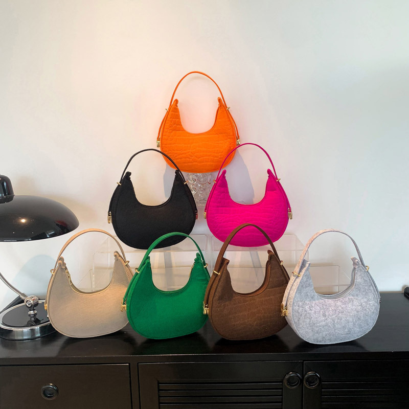 This year, the trendy felt single-shoulder underarm bag for women in 2023 is a stylish and versatile Korean-style embossed dumpling small shoulder bag Specification drawing