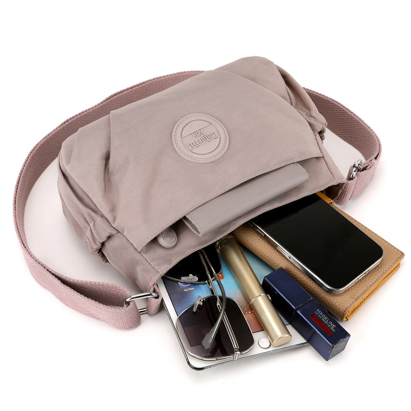 Colorful Fox's new single-shoulder bag, a Korean-style fashionable and casual crossbody bag with pleated water-resistant nylon Application Scenario