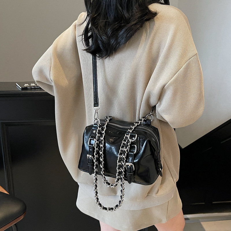 Cross-border high-end large-capacity underarm pillow bag for women 2025 new style simple and versatile commuting single-shoulder crossbody bag Application Scenario