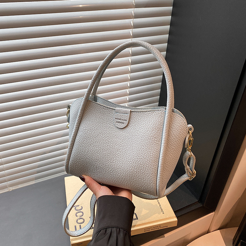 A high-end, niche hand-held basket bag for women, a new popular crossbody bag for commuting in 2025 full figure