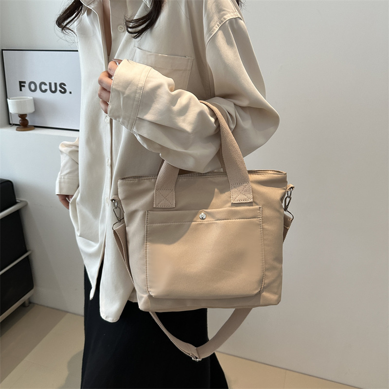 A large-capacity, fashionable Korean-style casual handbag for spring 2024, a versatile Instagram commuting single-shoulder crossbody bag details Picture
