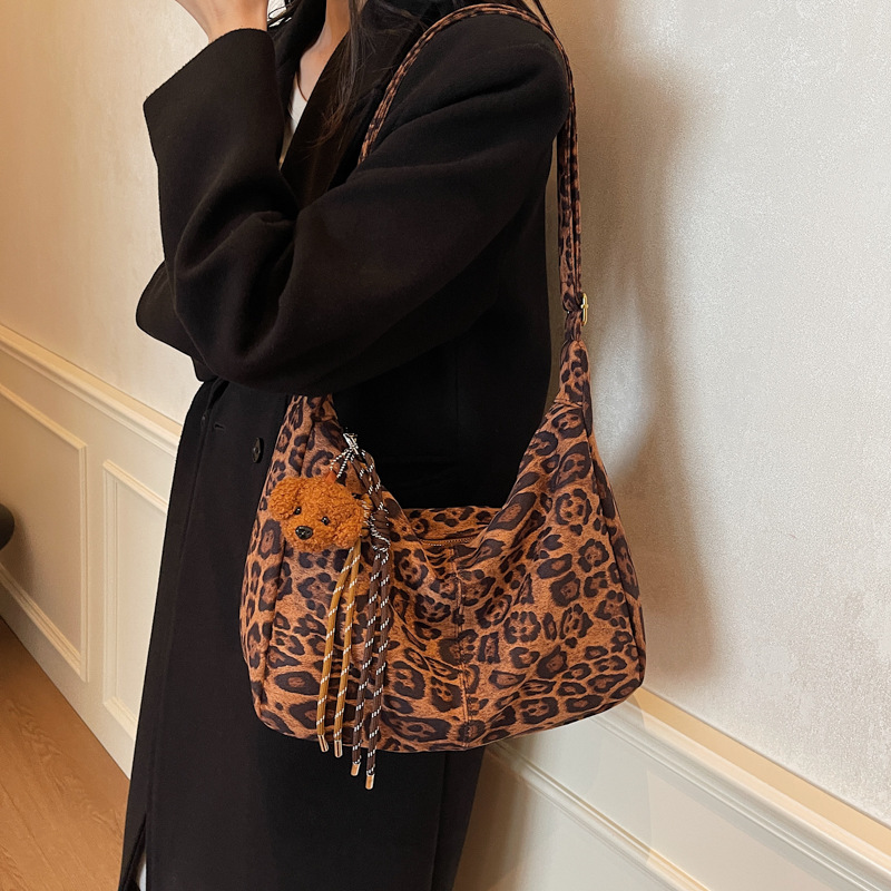 Retro, simple and fashionable, large-capacity tote bag for women 2024 new style, simple and casual single-shoulder bag, high-end crossbody bag Application Scenario