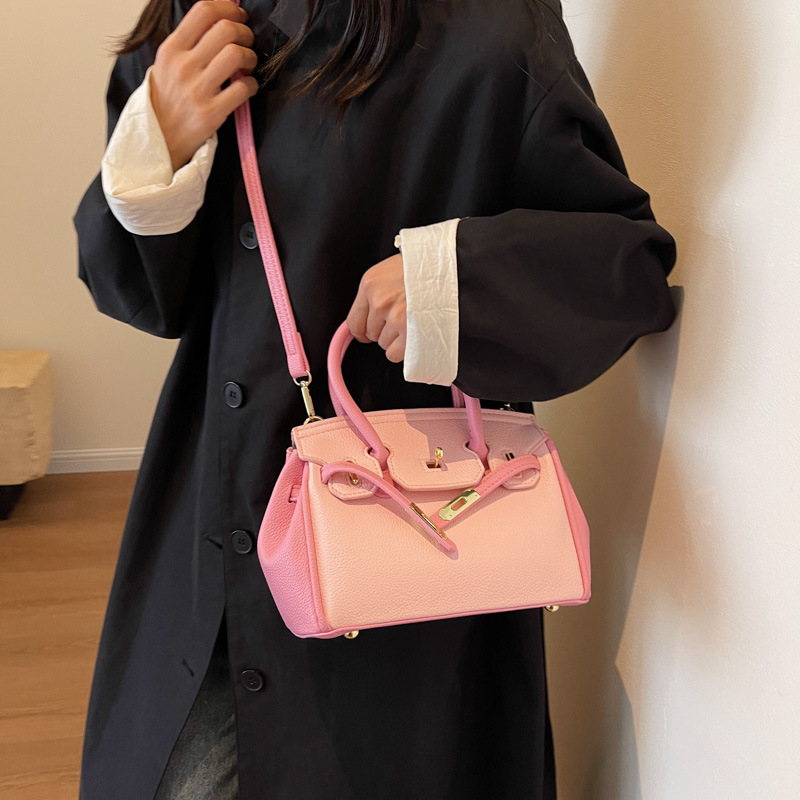 The new Korean version of a stylish handbag with a large capacity for women in 2025 features a simple and high-quality Kelly bag with a niche design and a crossbody bag Application Scenario