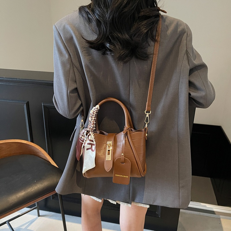 2025 New trend, high-end texture, niche design hand-held bucket bag, women's retro stone-patterned single-shoulder crossbody bag Specification drawing