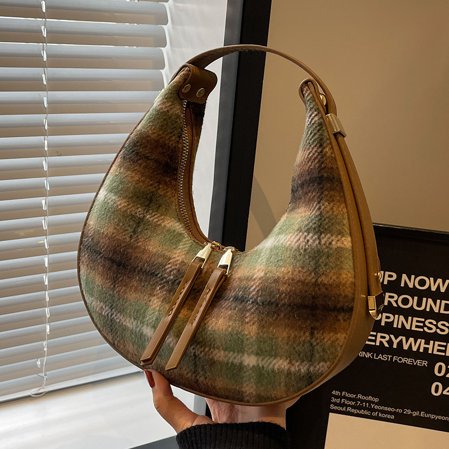 Retro and fashionable hand-held dumpling bag for women 2024 new simple and casual single-shoulder bag, a niche high-end quality crossbody bag full figure