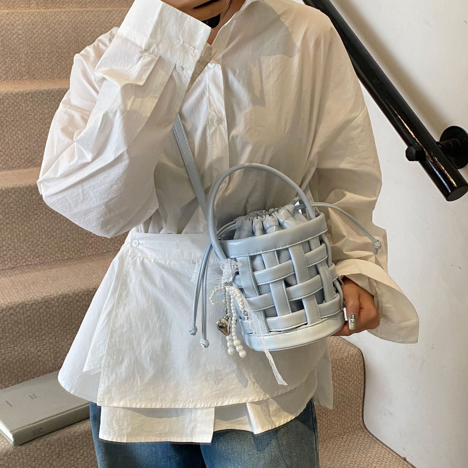 A new, fashionable, simple and versatile crossbody bag for women in 2025, a summer handbag and bucket bag Application Scenario