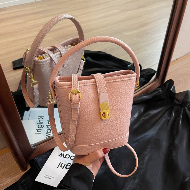 This year, retro small bags are in vogue. The 2025 new versatile crossbody bag with a high-end feel and large capacity hand-held bucket bag details Picture