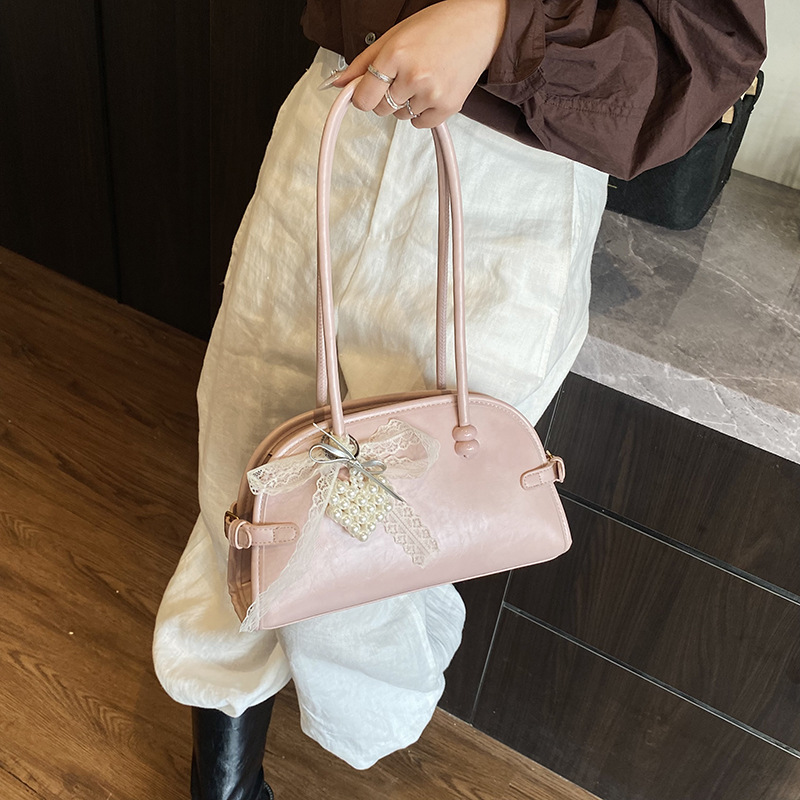 A niche, high-quality and fashionable single-shoulder bag for spring 2025, a stylish underarm bag, and a high-end hand-held commuter bag Application Scenario