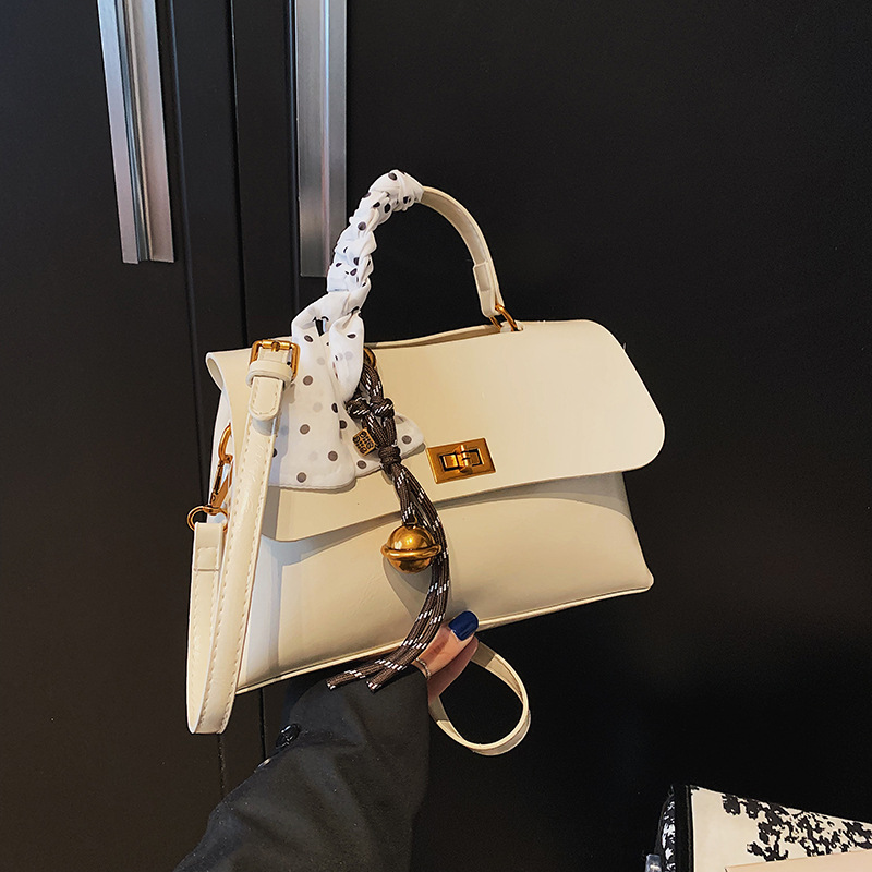 High-end and simple small bag for women 2025, a fashionable new hand-held small square bag, stylish and versatile for commuting, a crossbody small square bag details Picture