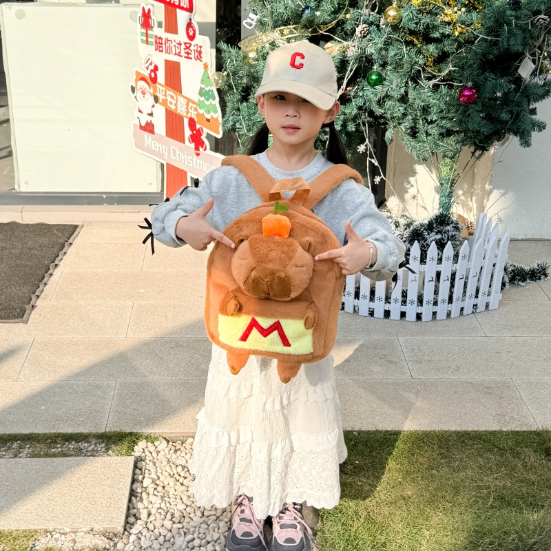 The new cute orange-topped Capibara doll schoolbag is adorable and girlish, versatile and easy to store. It's a double-shoulder capybara backpack Specification drawing