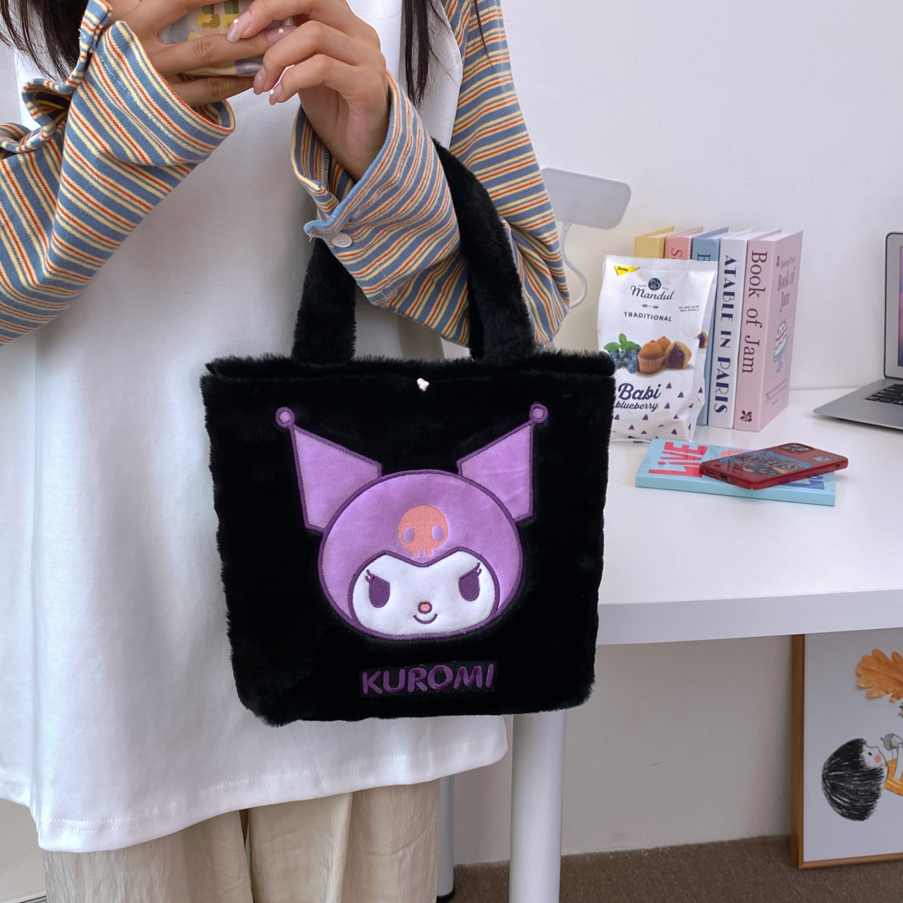 New cartoon plush handbag, a cute and fluffy hand-held bag for 2024 Specification drawing