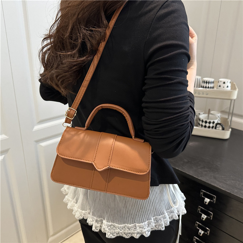 The new summer version of the European and American fashion Bags 2025, a single-shoulder versatile crossbody bag, simple and retro hand-held small square bag, is trendy for women details Picture