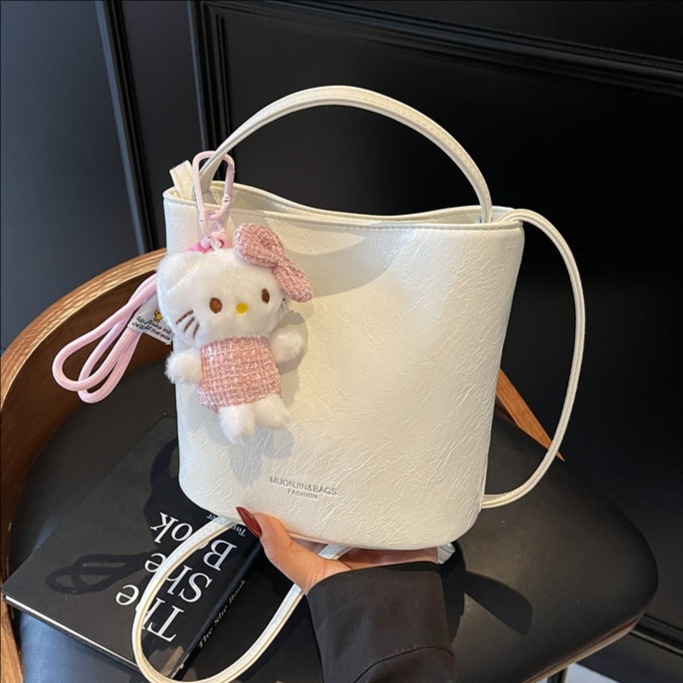A trendy, fashionable, simple and large-capacity commuter bucket bag for women, a new 2025 popular solid color casual single-shoulder crossbody bag full figure