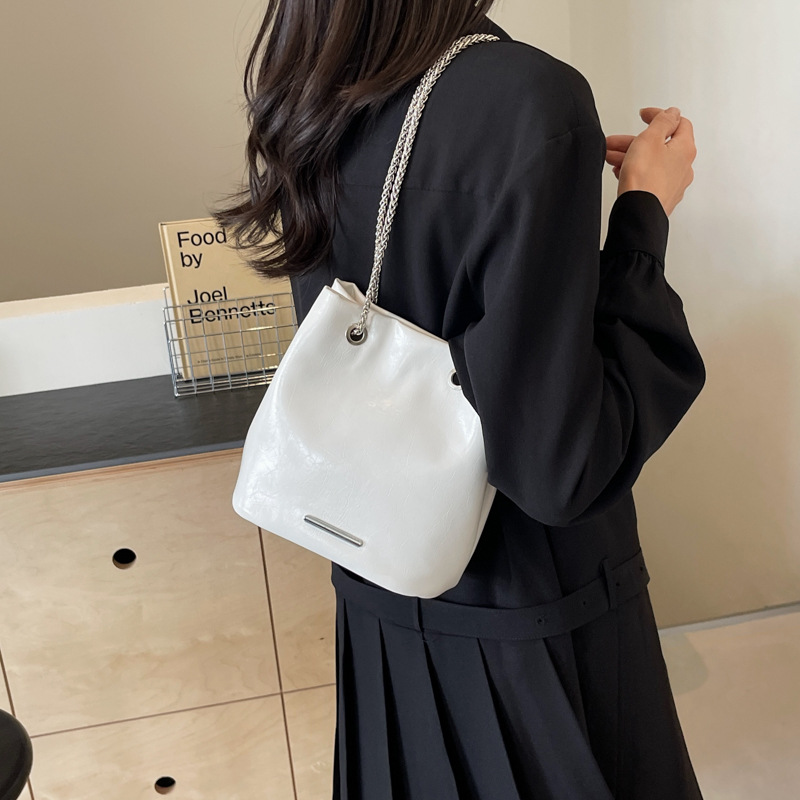 Bag Girl 2025 New solid color chain bag, trendy and stylish single-shoulder bag, versatile and simple crossbody bag, commuting bucket bag details Picture