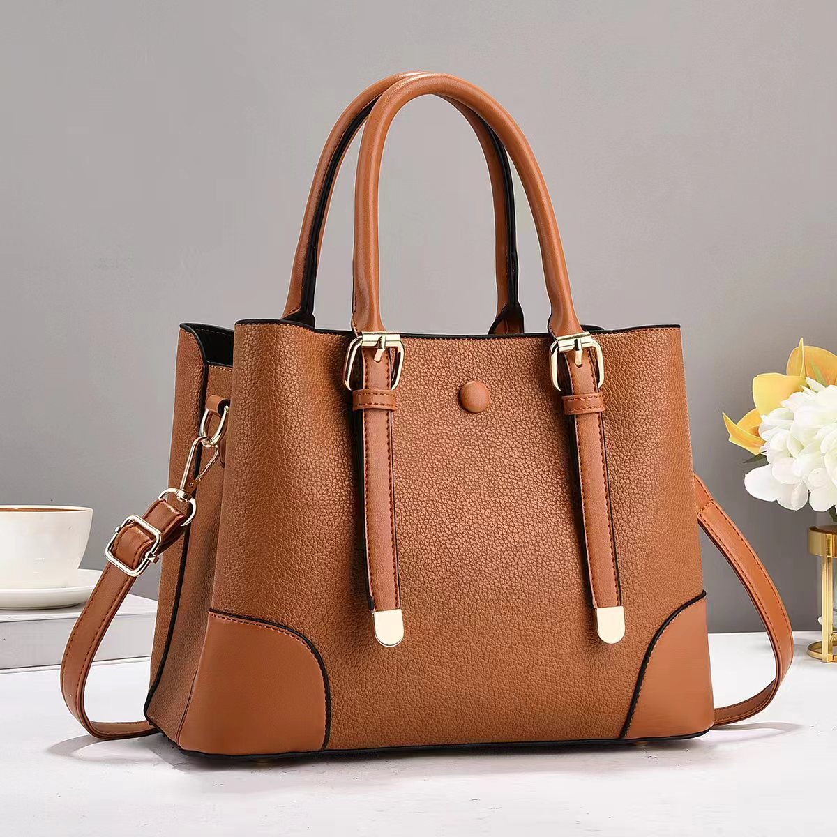 This is a new 2024 model of a fashionable and trendy handbag with lychee pattern patchwork. It is a large-capacity single-shoulder bag for women and a large crossbody bag details Picture
