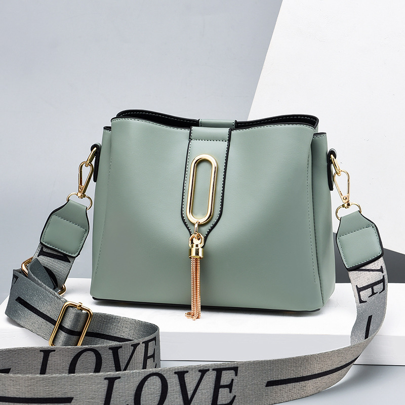 2022 New Korean fashion women's bag, single-shoulder crossbody bag, versatile, pure trendy color casual handbag Application Scenario