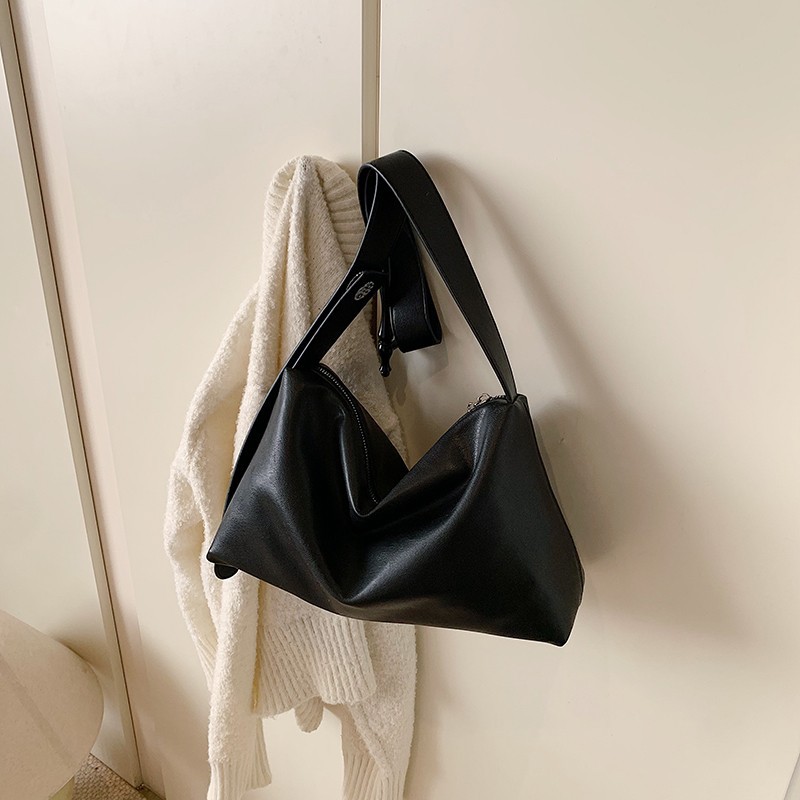 This is a new, stylish and versatile single-shoulder crossbody bag with a large capacity for women in 2025. It's a popular commuting dumpling bag this year Specification drawing