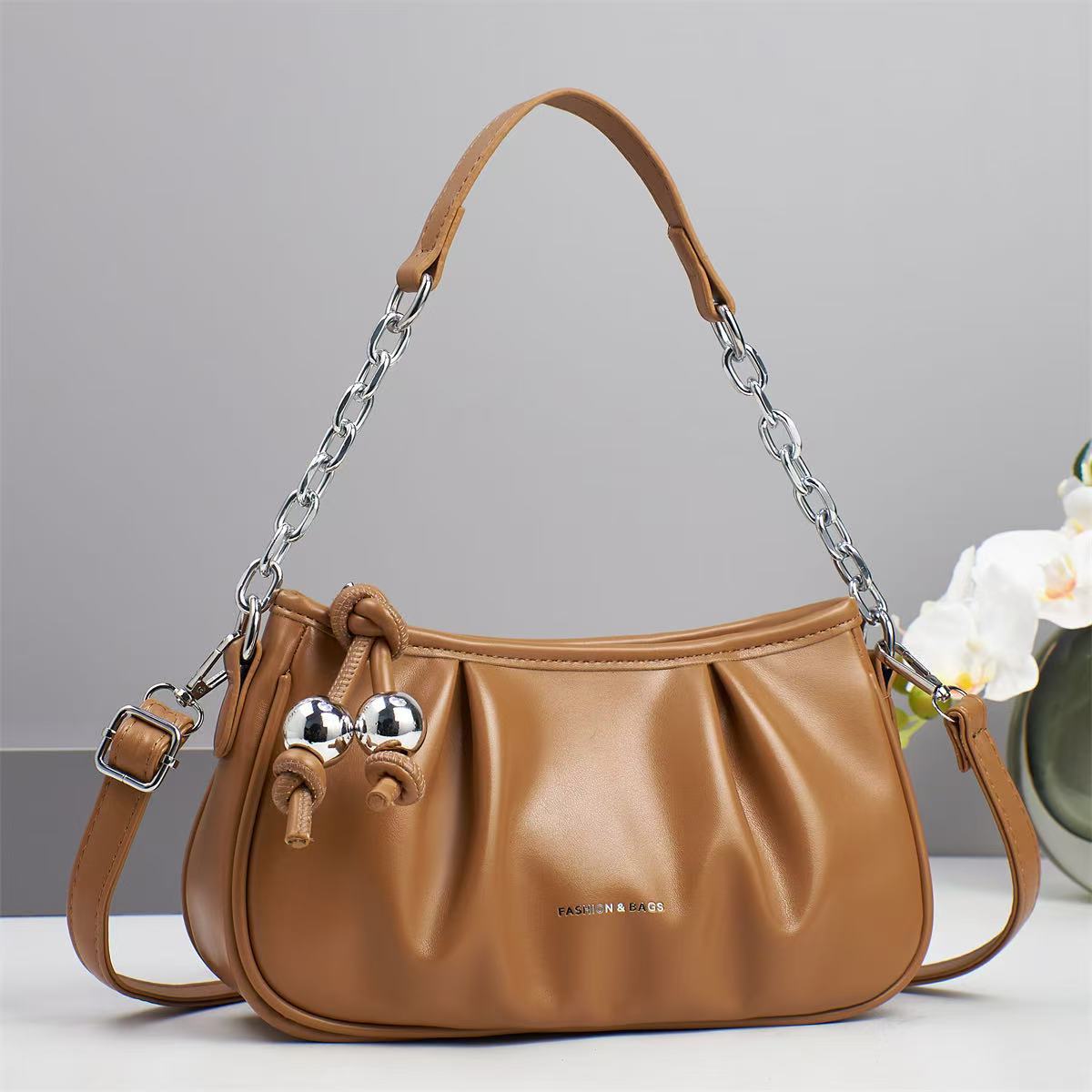 The new pleated and fashionable cloud bag is simple and of high appearance level. It is a small chanel-style handbag and a cross-border single-shoulder crossbody bag of high appearance level Application Scenario
