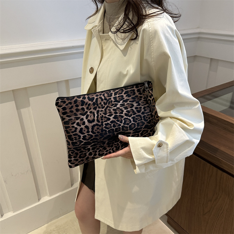 A fashionable and niche leopard print small square bag for women, new autumn 2024 collection, simple and individual, with a handbag feel, a hand-held commuting bag Specification drawing