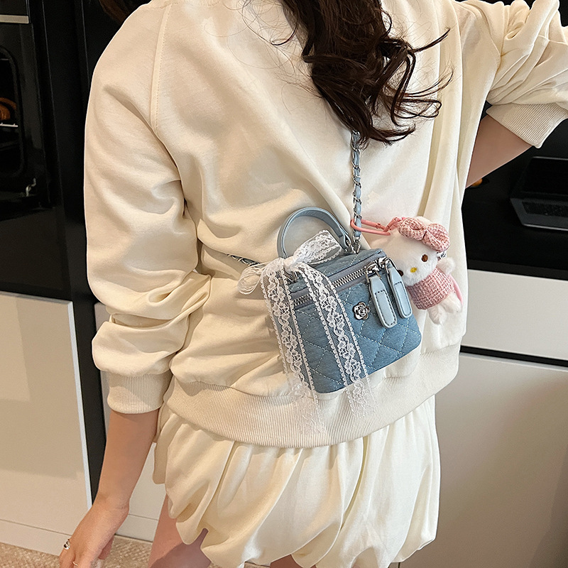 Cross-border fashion diamond-patterned embroidered chain handbag for women, 2025 new style, niche design, high-end single-shoulder crossbody bag Application Scenario