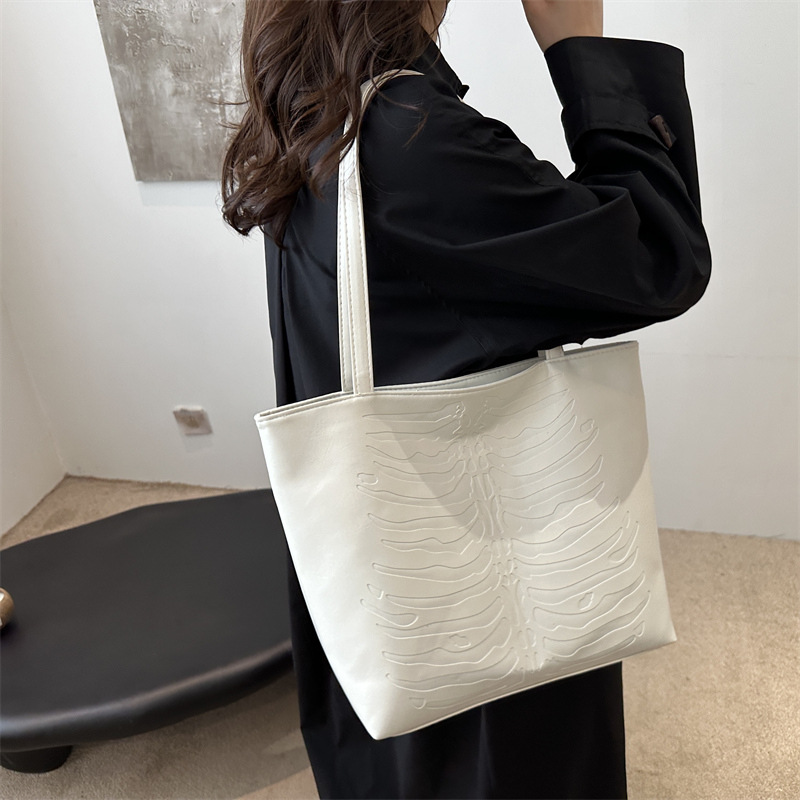 2024 New large-capacity PU casual handbag, crocodile pattern, fashionable and retro European and American commuter tote single-shoulder women's bag details Picture