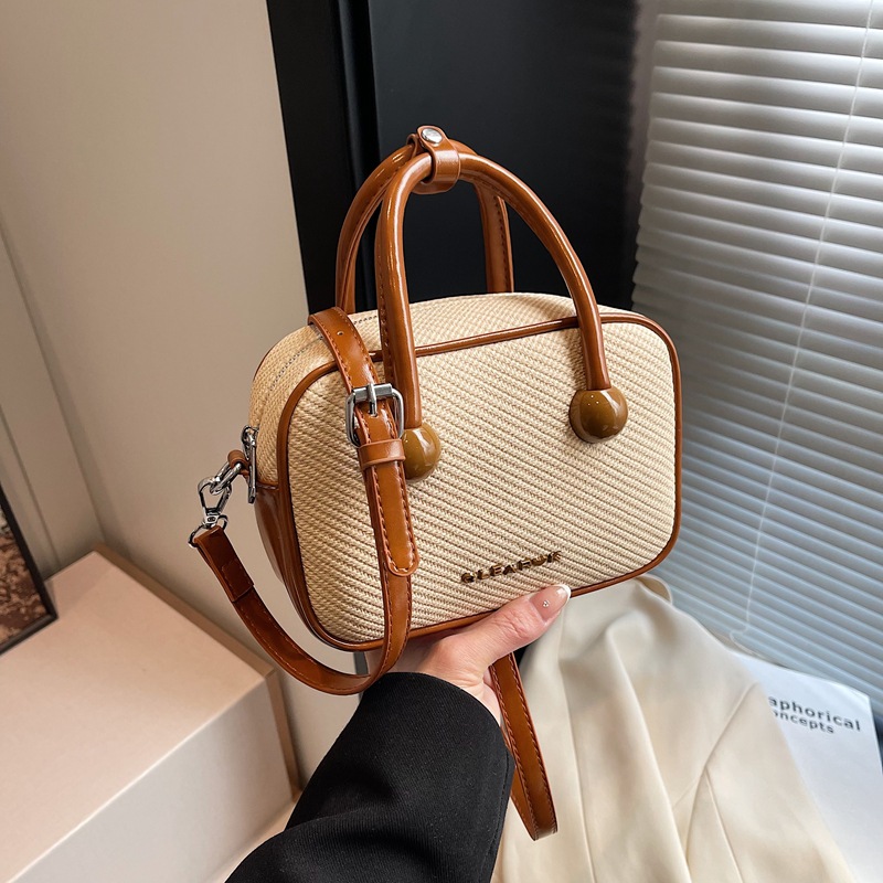 A retro and high-end pillow bag for women in 2025, a new and niche Boston bag crossbody bag full figure