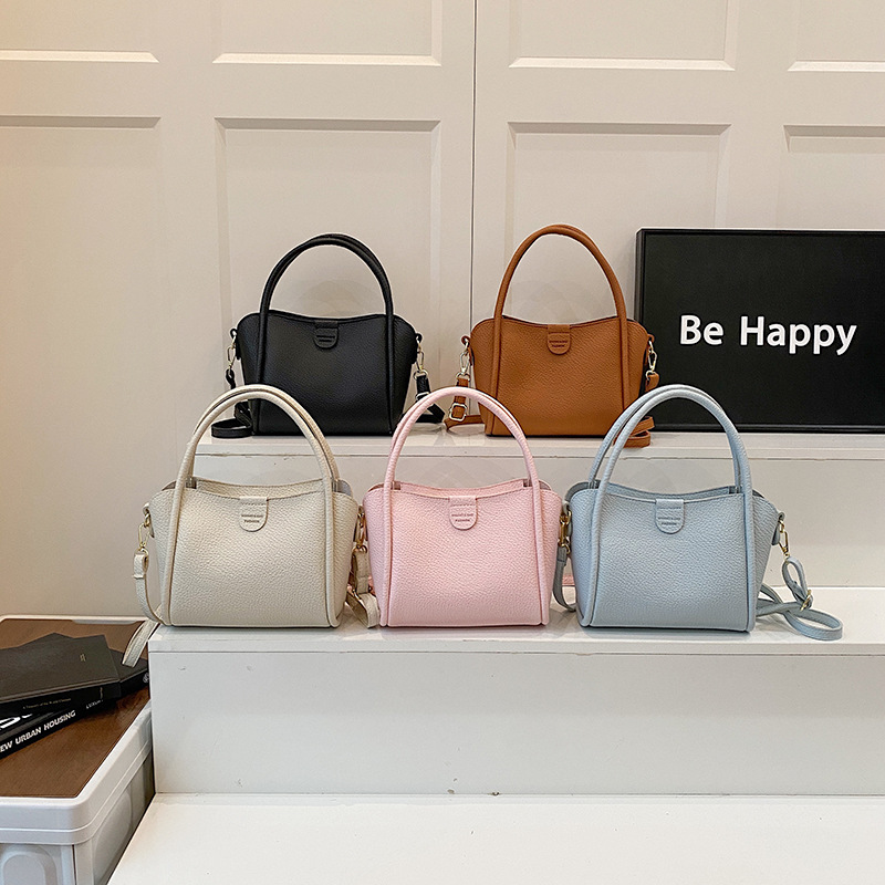 A high-end, niche hand-held basket bag for women, a new popular crossbody bag for commuting in 2025 Application Scenario