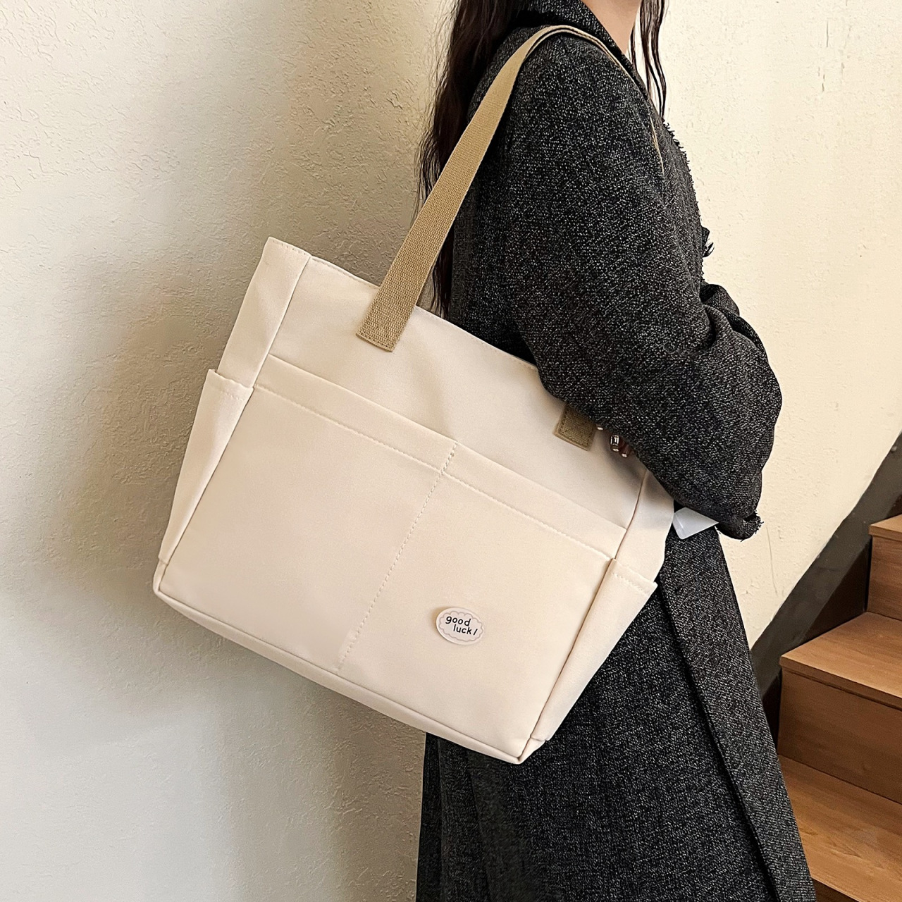 Large-capacity work commuting bag, new autumn and winter single-shoulder hand-held canvas bag, fashionable and versatile, single-shoulder crossbody bag for women details Picture