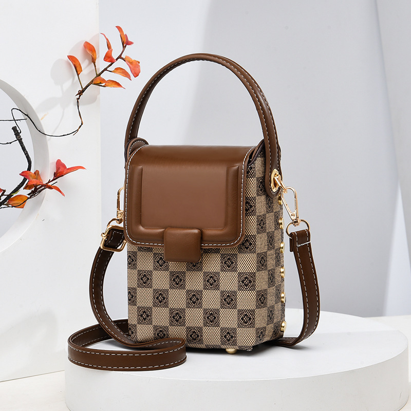 The 2023 new style of printed mobile phone bag is fashionable, simple and elegant. It is a single-shoulder crossbody women's bag that is unique and stylish, a one-piece replacement full figure