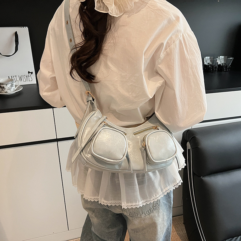 Cross-border retro trend single-shoulder underarm bag for women 2025 new versatile and cool motorcycle bag Punk hot girl crossbody bag Application Scenario